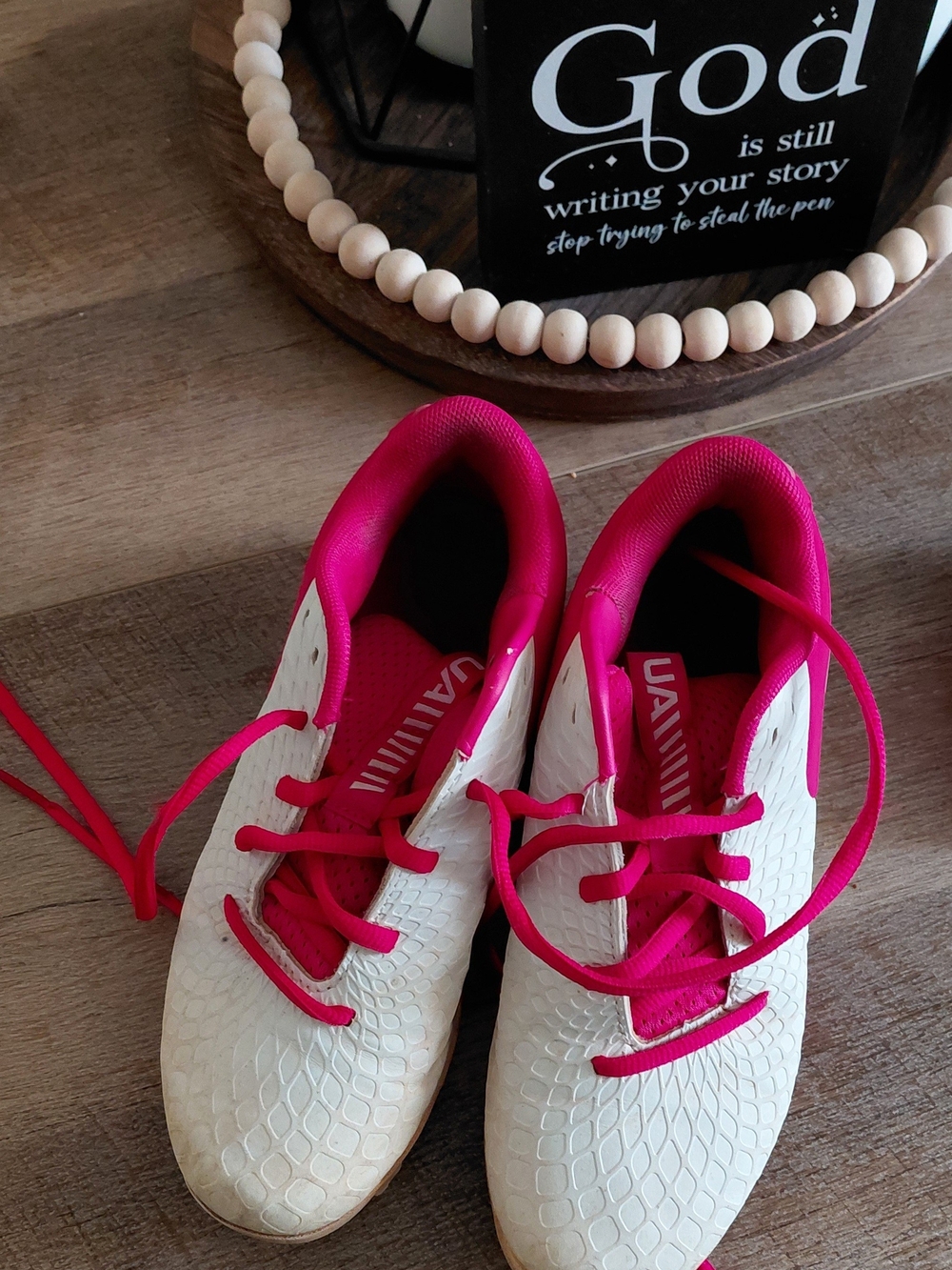 White and Hot Pink Athletic Sneakers - VAI???